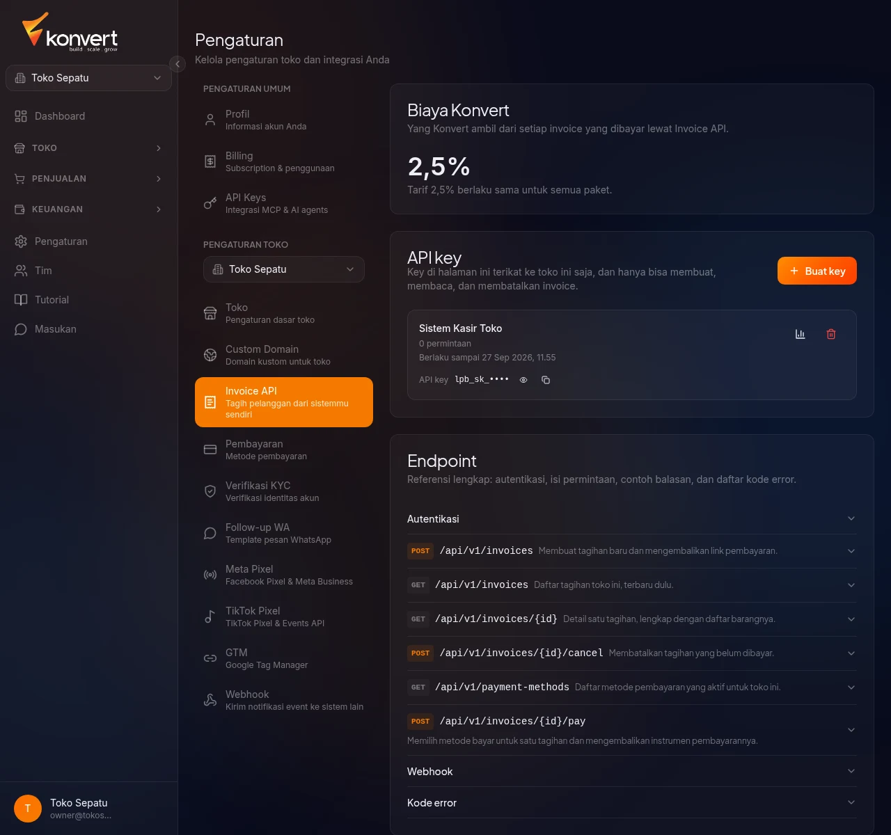 Halaman Pengaturan Custom Checkout API dengan kartu biaya, daftar API key, dan daftar endpoint